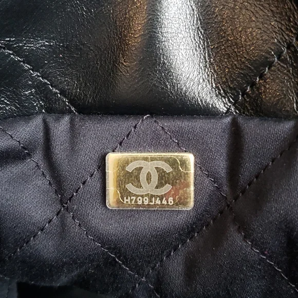 The Chanel 22 small handbag - Picture 4 of 12